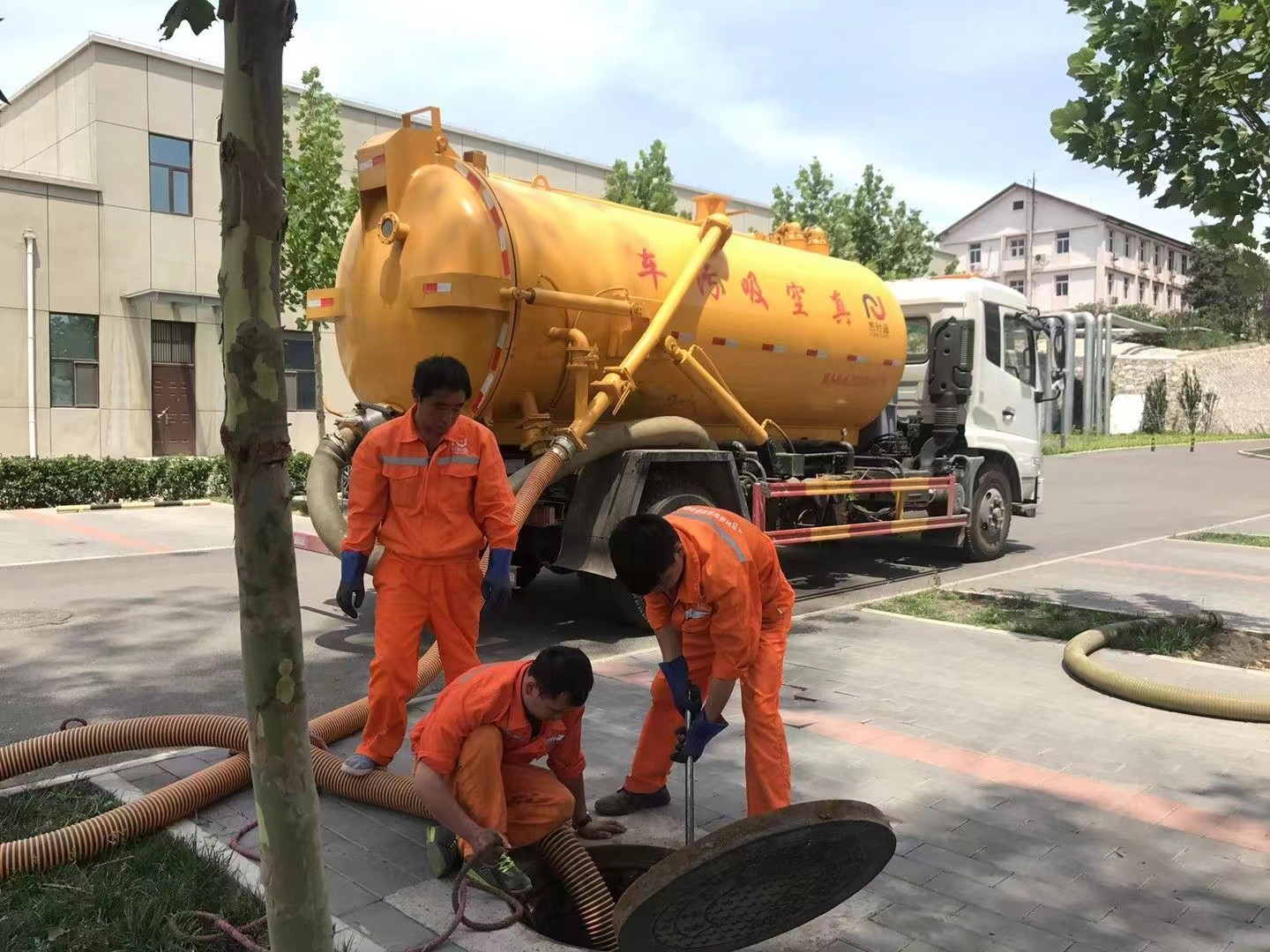 赞皇化粪池清理与5-8吨吸粪车施工效率分析